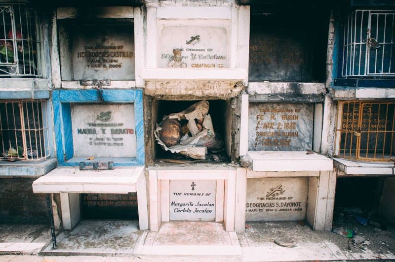 Living With The Dead — photograph 13